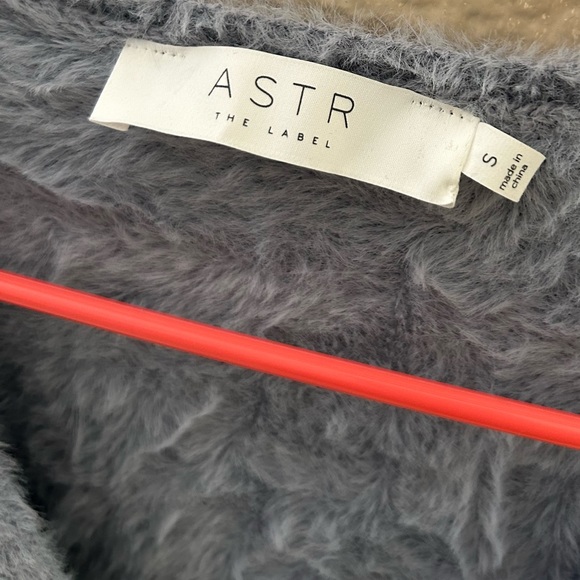 ASTR The Label V-Neck Fuzzy sweater w/puff sleeves😻 - Picture 6 of 6
